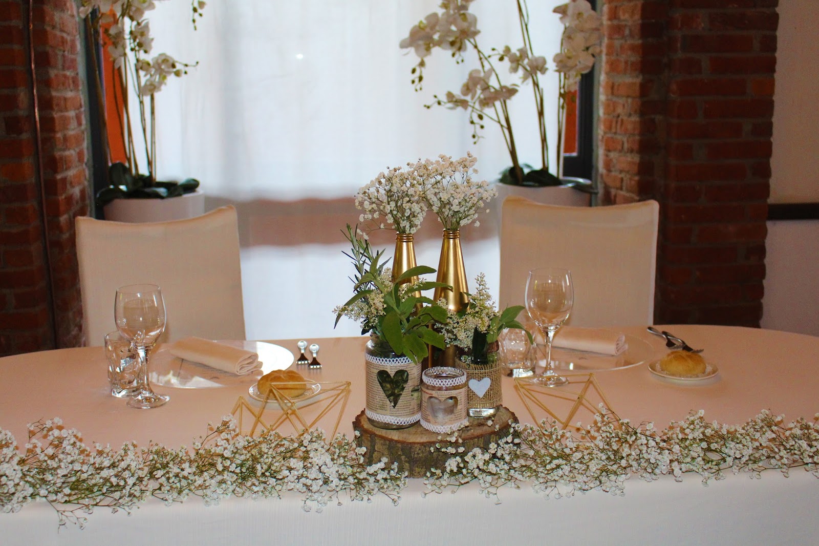 Come allestire tavolo matrimonio con legno e vasetti di vetro 