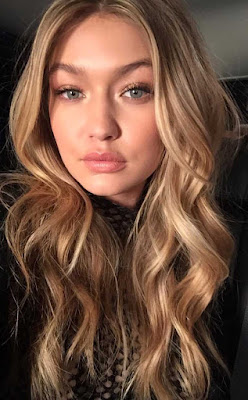 Biografi Gigi Hadid  Biografi Gigi Hadid              Biodata   Nama Lengkap : Jelena Noura Hadid  Nama Terkenal : Gigi Hadid  Tempat Tanggal lahir : California, 23 April 1995  Tinggi : 178 cm  Warna Rambut : Pirang  Warna Mata : Biru/Hijau  Kediaman : New York City, United States.  Pekerjaan : Model  Orang Tua :  - Yolanda Foster  - Mohamed Hadid  Biografi   Gigi Hadid lahir di Los Angeles, California pada tanggal 23 April 1995 lalu. Gigi merupakan putri dari Mohamed Hadid dan Yolanda Foster. Nama aslinya yaitu Jelena Noura Hadid, tetapi dipanggil Gigi sebutan masa kecilnya saat bersekolah. Dikarena terdapat nama Helena sehingga Guru Gigi menanyakan nama panggilan di rumah dan Yolanda pun menyebutkan nama Gigi, nama Gigi diambil dari sebutan Yolanda pada saat kecil.  Gigi menekuni dunia modelling sejak kecil, pada saat itu Yolanda Hadid berprofesi sebagai model sehingga banyak kenalan di dunia industri fashion terutama Guess. Karir modelling Gigi menjadi soroton saat membintangi Guess Kids pada tahun 2000.  Imut banget kan Gigi saat kecil, walaupun umurnya masih 5 tahun dia sudah bisa bersikap cool saat  foto sesion. Karir modelnya sempat vakum karena Gigi harus berkonsentrasi pada sekolahnya. Setelah tahun 2011, Gigi akhrinya berkarir lagi di dunia modelling dan menjadi model IMG Models dari tahun 2011 hingga saat ini. Gigi sudah membintangi berbagai Brand kenamaan