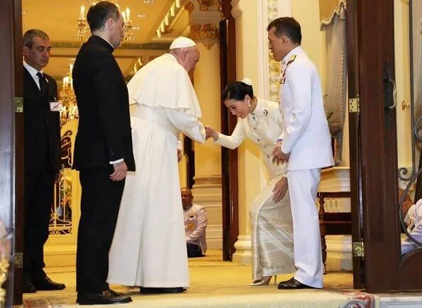 King Maha Vajiralongkorn and Queen Suthida hosted Pope Francis at Amphorn Sathan Residential Hall in Bangkok