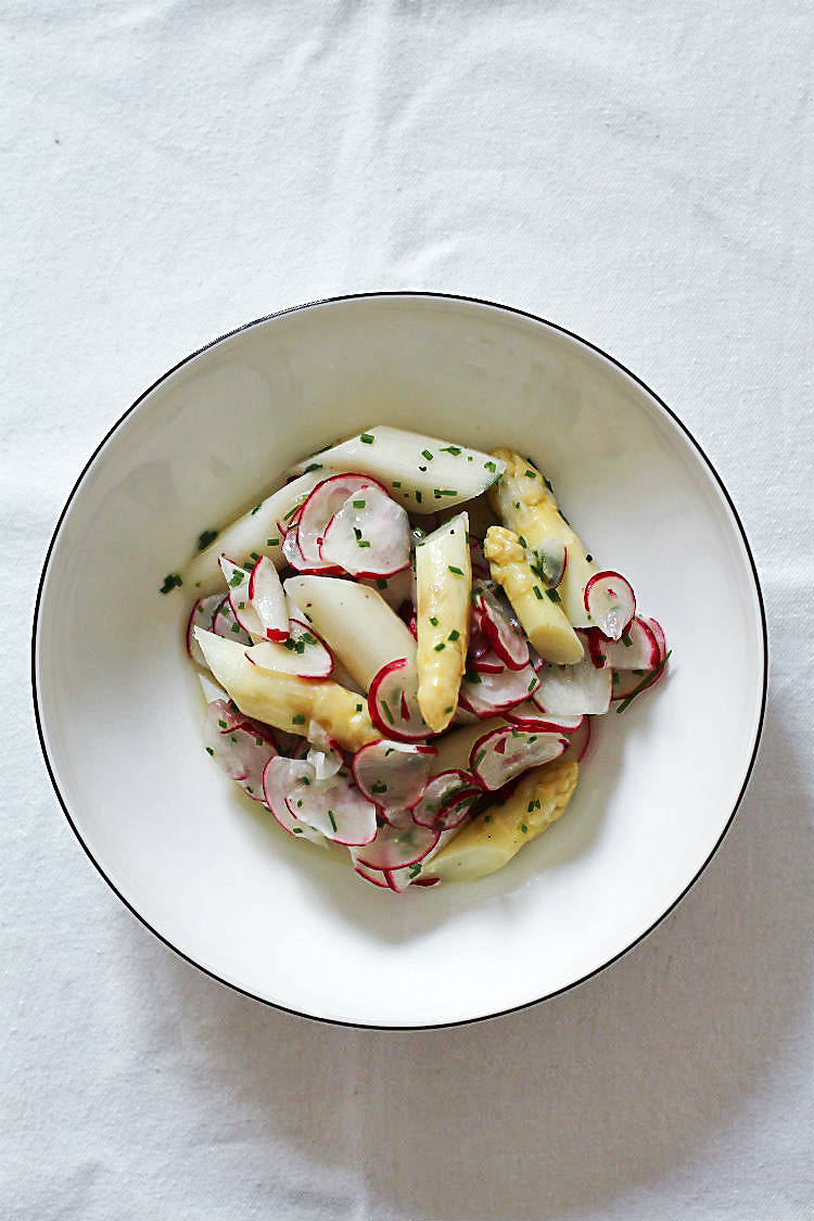 Spargel-Radieschen-Salat mit Nira (japanischer Schnitt-Knoblauch) | Arthurs Tochter kocht. Der Blog für Food, Wine, Travel & Love von Astrid Paul