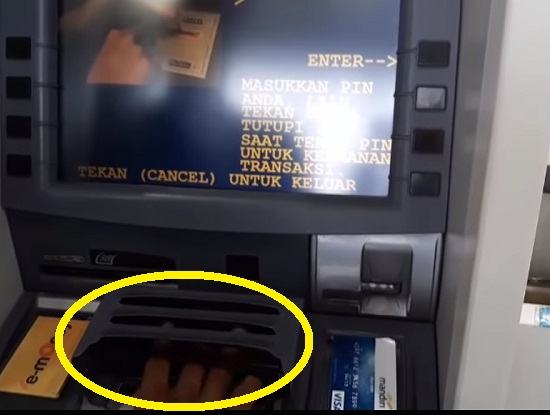 Memasukan Kartu ATM Mandiri Untuk Mengambil Uang 3 Memasukan Kartu ATM Mandiri Untuk Mengambil Uang 3