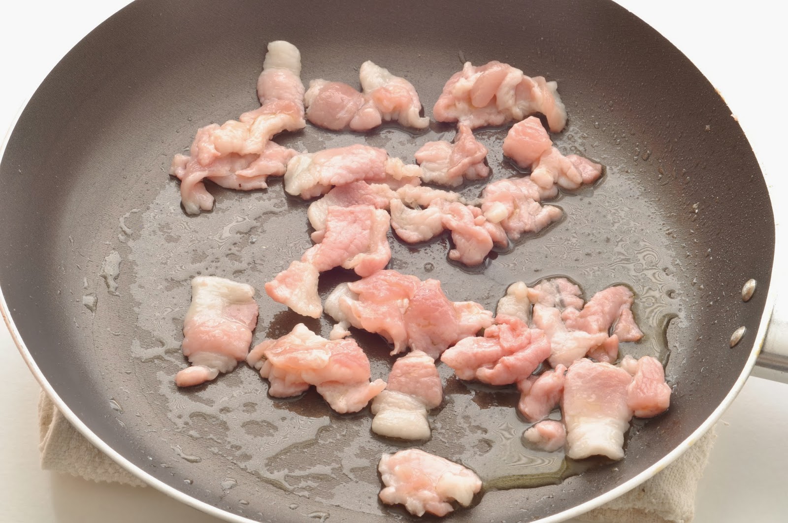 Simple Food Chicken Livers with Bacon in Red Wine