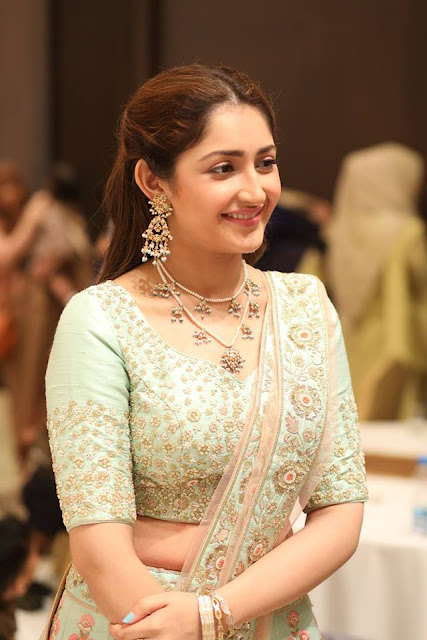 Sayesha Saigal Pictures Sayesha Saigal Pictures