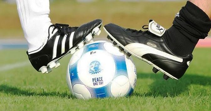 Football Tendangan Pembuka ( Kick Off )