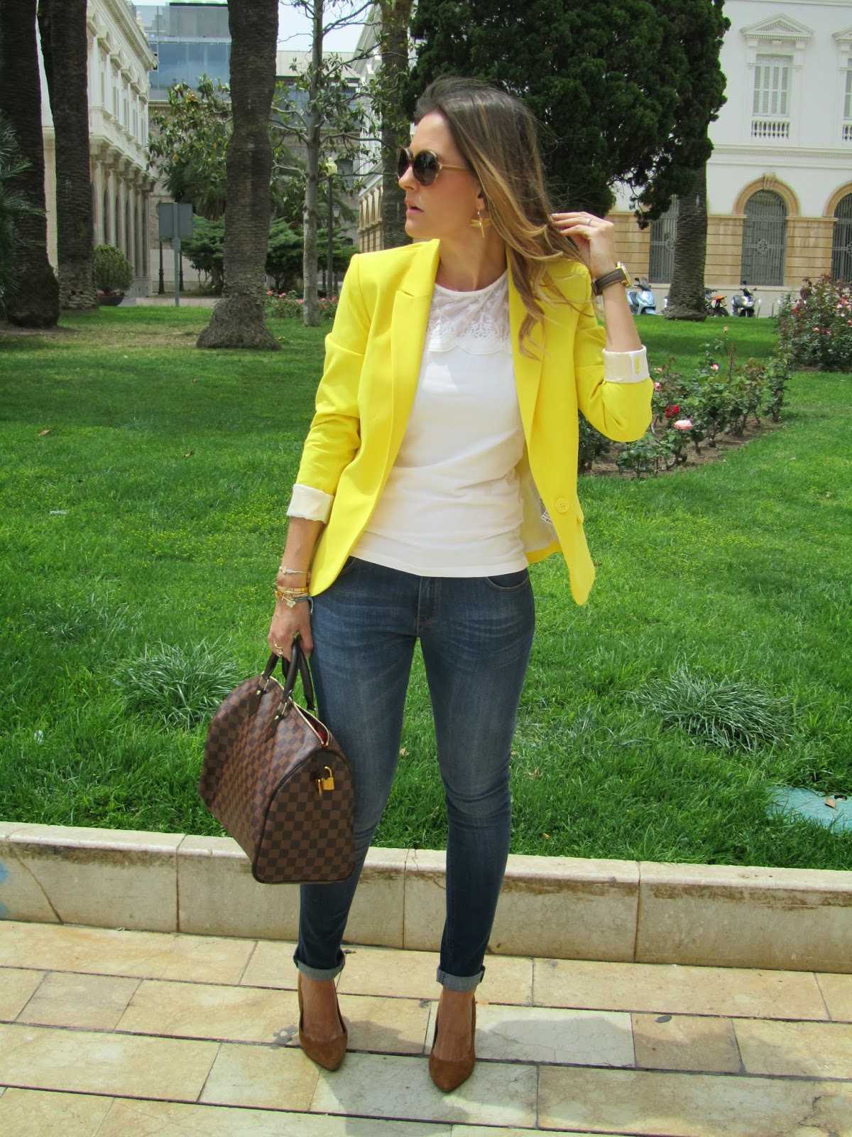 outfit blazer amarillo