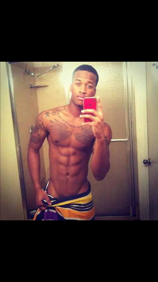 nude-guy-selfies