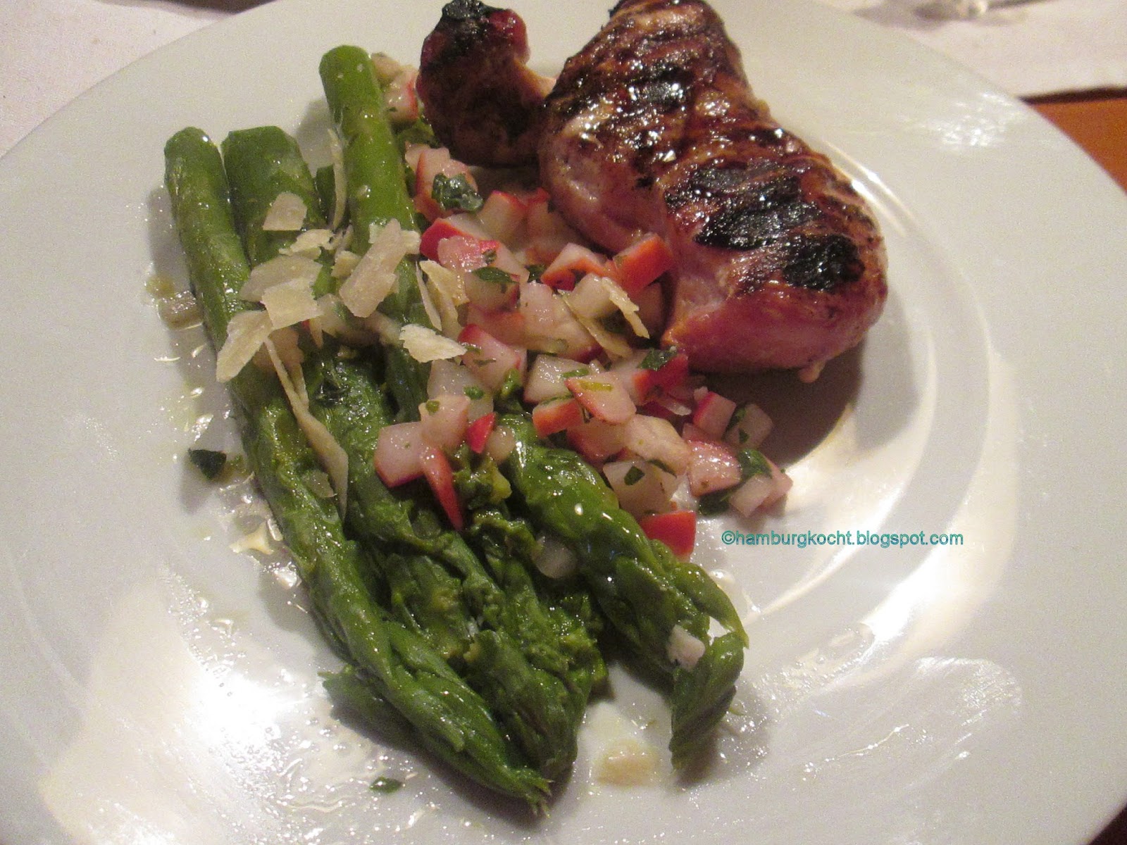 Hamburg kocht!: Grüner Spargel in Kräutervinaigrette mit Parmesan