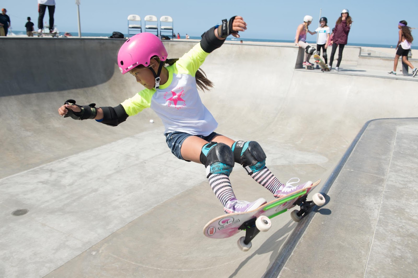 подросток на скейте. человек на скейтборде. скейтборд. девушка скейтбордистка. девушка на скейте.