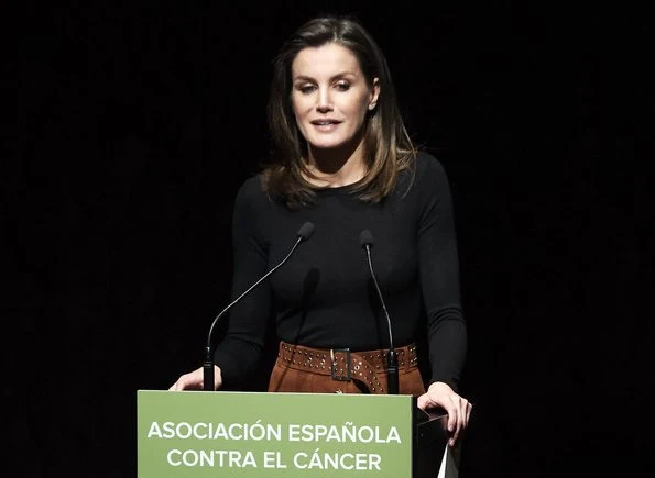 Queen letizia wore a new brown studded suede midi skirt by Uterqüe