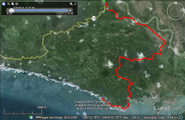 Track menuju Pantai Karapyak melalui Majingklak (dekat Pulau Nusakambangan) Track menuju Pantai Karapyak melalui Majingklak (dekat Pulau Nusakambangan)