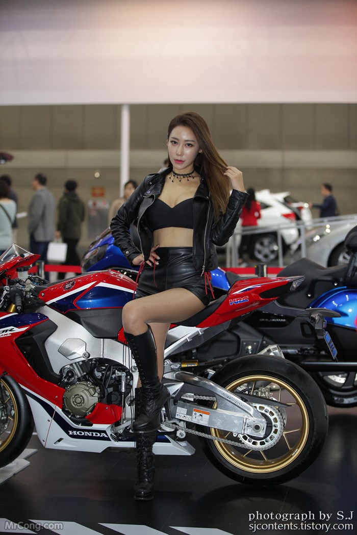 Kim Tae Hee&#39;s beauty at the Seoul Motor Show 2017 (230 photos) photo 7-6