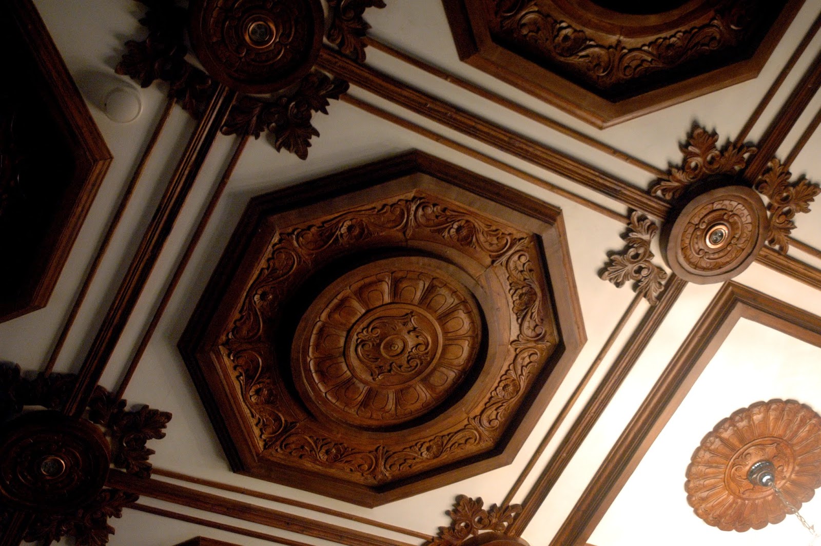 DUDE FOR FOOD Side Views Up Close with The Mandolin Player at Hotel Luna