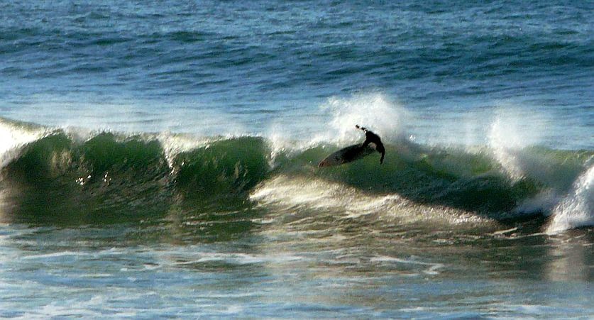 surfista cayendo de la ola