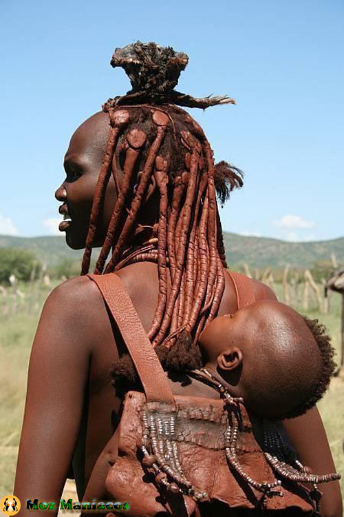 Mãe Himba e Filho nas costas