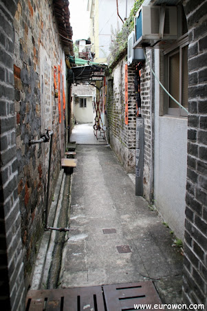 Callejuela interior de Sheung Cheung Wai.
