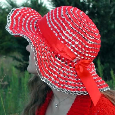 Topi merah cantik dari cincin-tarik kaleng minuman Topi merah cantik dari cincin-tarik kaleng minuman