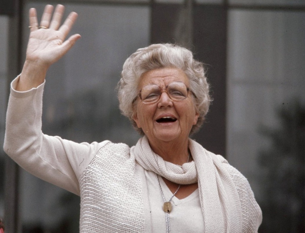 Watch Queen Juliana Abdicates
