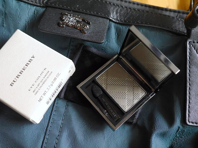 burberry wet & dry shadow khaki green swatch review