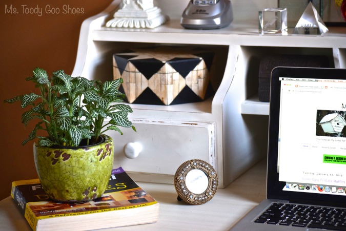 How To Feng Shui Your Desk: Want to improve your chances for prosperity, recognition, career, health and relationships? Just rearrange the stuff on your desk! Ms. Toody Goo Shoes #fengshui How To Feng Shui Your Desk: Want to improve your chances for prosperity, recognition, career, health and relationships? Just rearrange the stuff on your desk! Ms. Toody Goo Shoes #fengshui