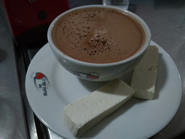 Una de las cosas que puedes probar en Colombia: chocolate con queso