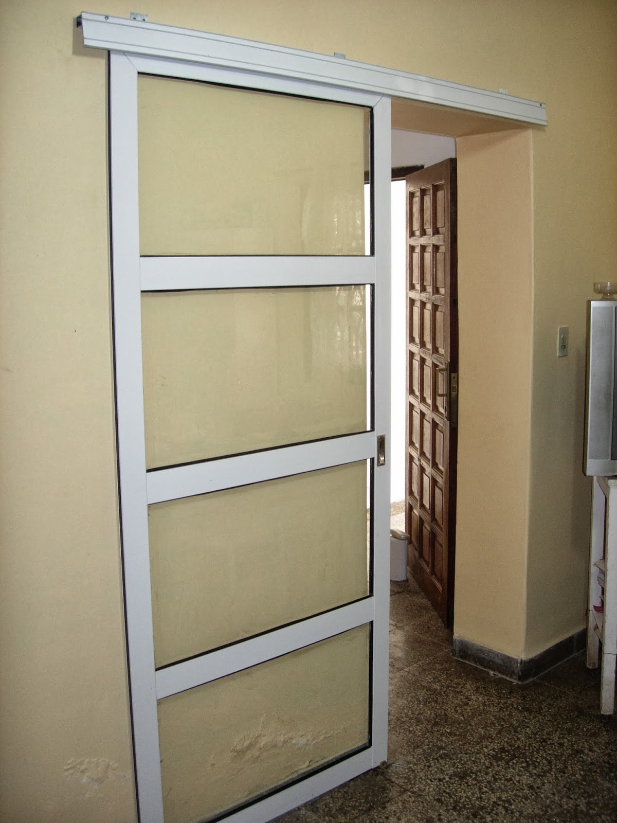 Via-Diseño (Carpintería de Aluminio): puerta colgante, cuatro vidrios,