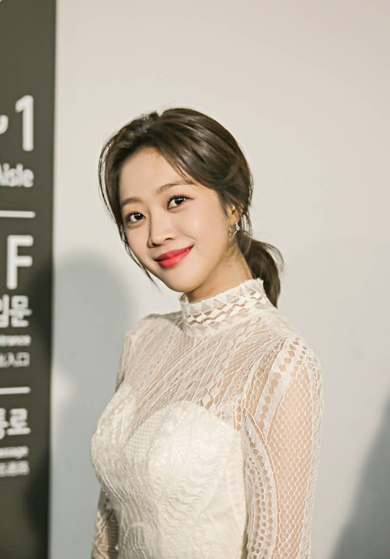 Jo Bo-Ah: 2018 'SBS Drama Awards' show pics and video. 