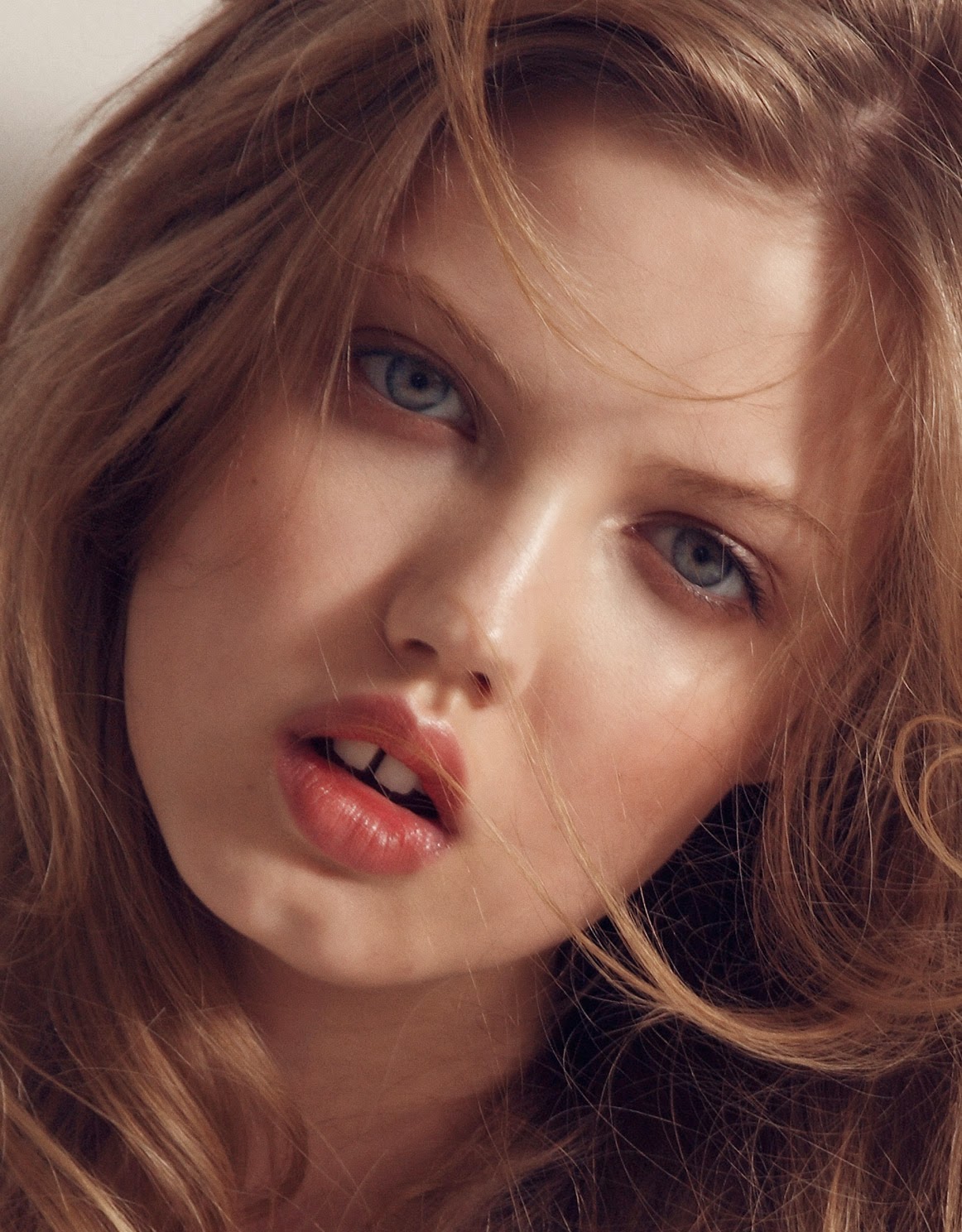 Model Lindsey Wixson Beauty Dewy Skin Natural Makeup Gap Toothed Models Models With Dimples