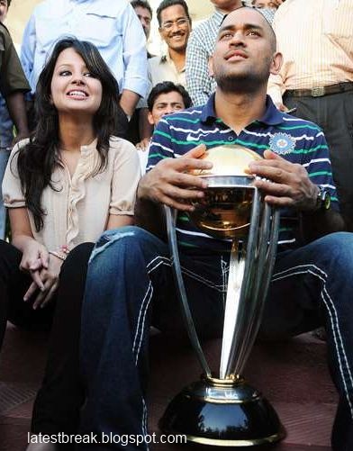 Nude Sakarepe Ms Dhoni With Wife Sakshi After Winning Icc Cricket