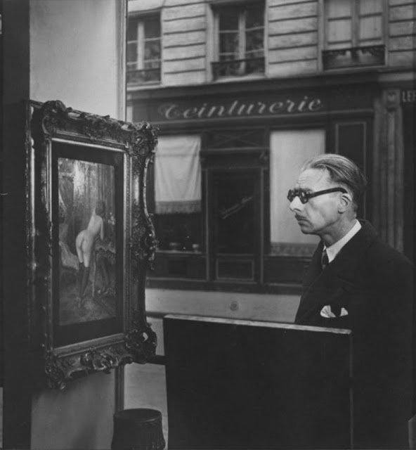 Robert Doisneau: Un regard oblique devant la boutique de Romi, rue de Seine, Paris