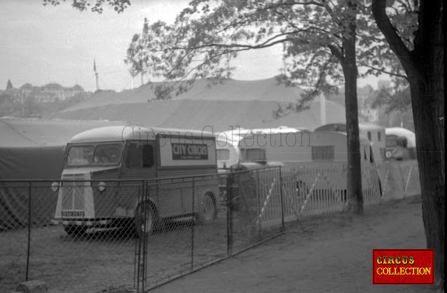 vue arrière du chapiteau, écuries et camionnette "tube Citroen" a l'arrière du cirque