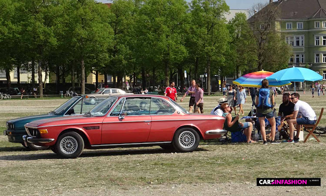  Roter und blauer BMW Oldtimer mit Gruppe unter Sonnenschirmen auf dem ACM treffen