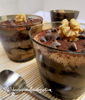 tiramisù con baileys, noci e gocce di cioccolato