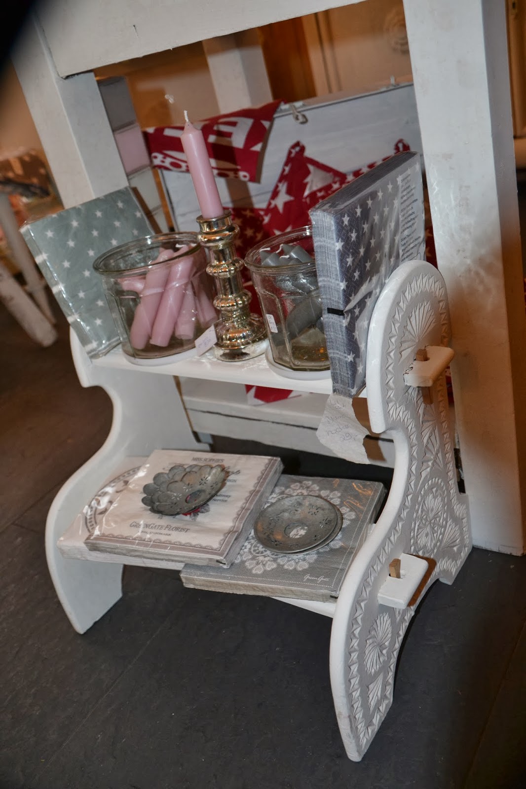 Nostalgie-im-Landhaus: Möbel im shabby chic, gestrichen mit matt weiss