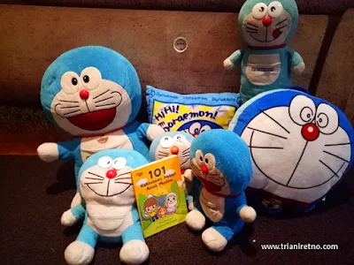 Buku dan boneka Doraemon