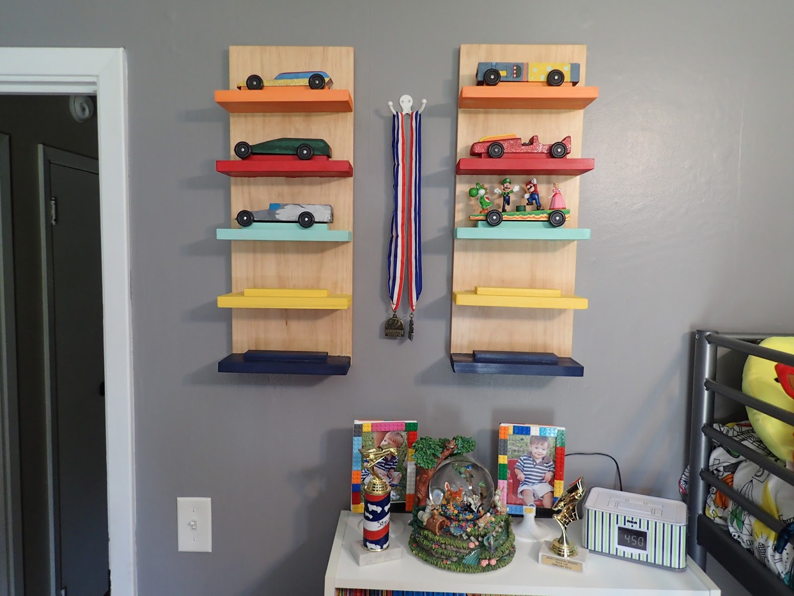 Twinfamous! DIY Cub Scout Pinewood Derby Display Rack