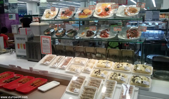Opciones disponibles para comer en un supermercado coreano