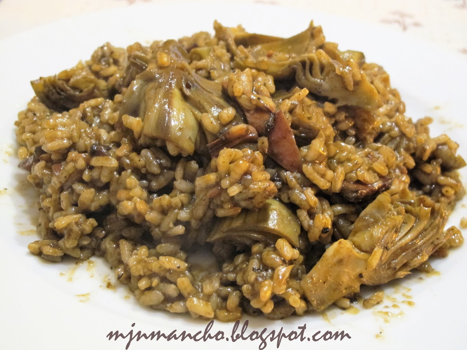 La casa de Lalaina ARROZ CON CALAMAR EN SU TINTA DE LATA Y ALCACOFAS.