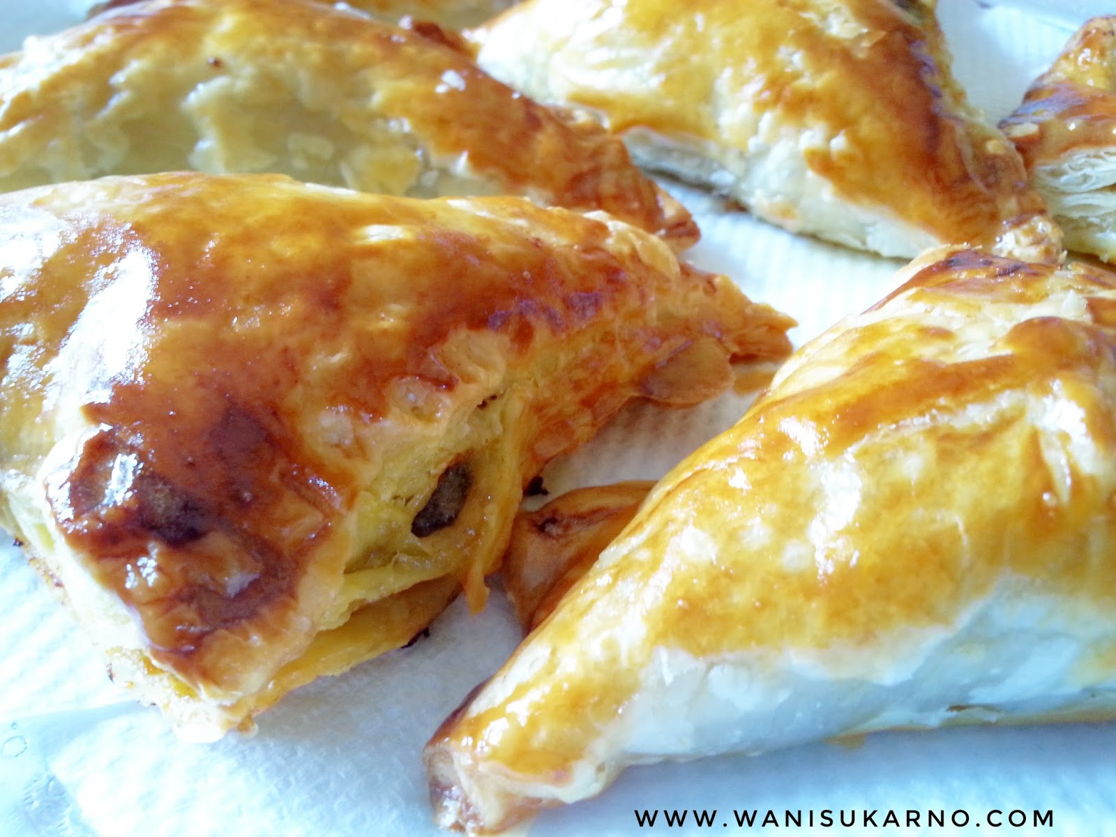 PUFF PASTRY WITH SAVOURY FILLING ( INTI DAGING )
