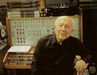 El compositor Oskar Sala con el Mixturtrautonium transistorizado en su estudio de la Avenida Heerstraße de Berlín en 1992