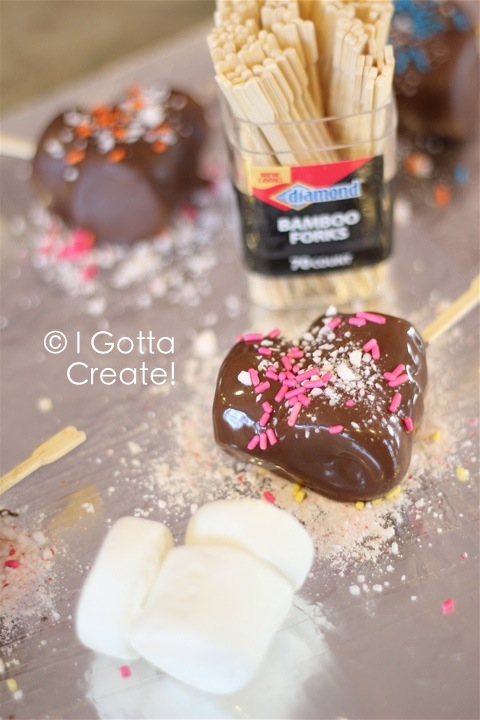 Chocolate Marshmallow Heart Dippers. Love the picks for Valentines Day! | Recipe at I Gotta Create!