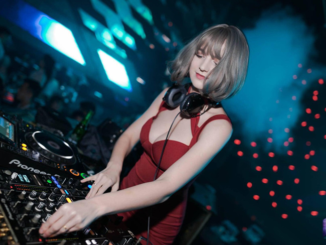 Vẻ đẹp bốc lửa của nữ DJ Ukraine đang chơi nhạc ở Hà Nội