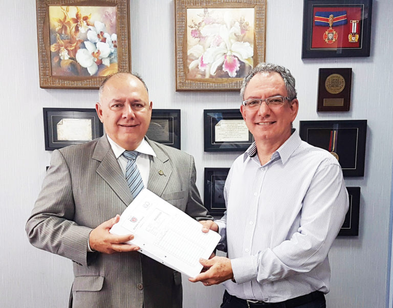 Deputado Estadual José Carlos Schiavinato e o Diretor do Colégio Estadual Presidente Castelo Branco (Premen)