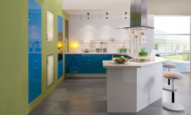 cocina-azul-con-pared-verde