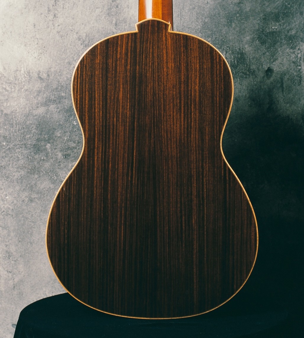 Guitare Classique à 8 cordes, diapason 650 mm.. Thuja plicata et Khaya  senegalensis. - Guitarras custom construídas por Rodolfo Cucculelli, Luthier