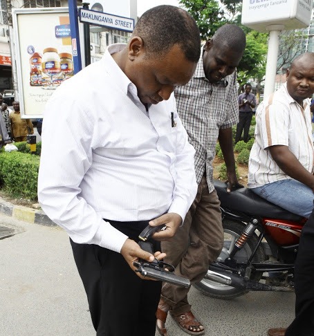 POLISI JIJINI DAR WAKAMATA WATU WAWILI WAKIWA NA BASTOLA KATIKA PIKIPIKI