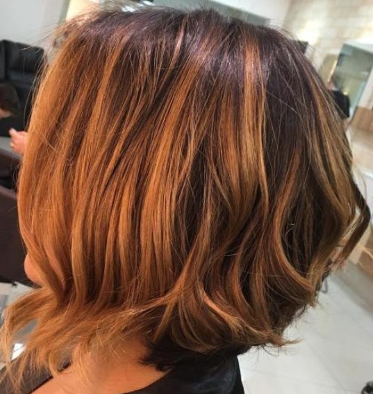 ¿Tiene el pelo oscuro? ¿Desea agregar algo de ligereza y diversidad a tu look? Trate de balayage de pelo corto. Lo más destacado acertadamente es arrastrado