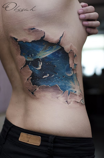 Aqui está um super-realista, tatuagem (na pele apenas a parte), que mostra como você é uma galáxia dentro de você. Isso poderia significar que você é um mistério. Por trás de todos esses traços físicos, você poderia ser algo muito mais do que aquilo que os outros percebem de você.