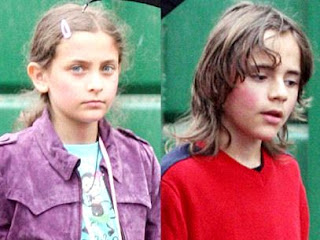 Hijos de Michael Jackson Foto de hijos de Michael Jackson más grandes y caminando por la calle