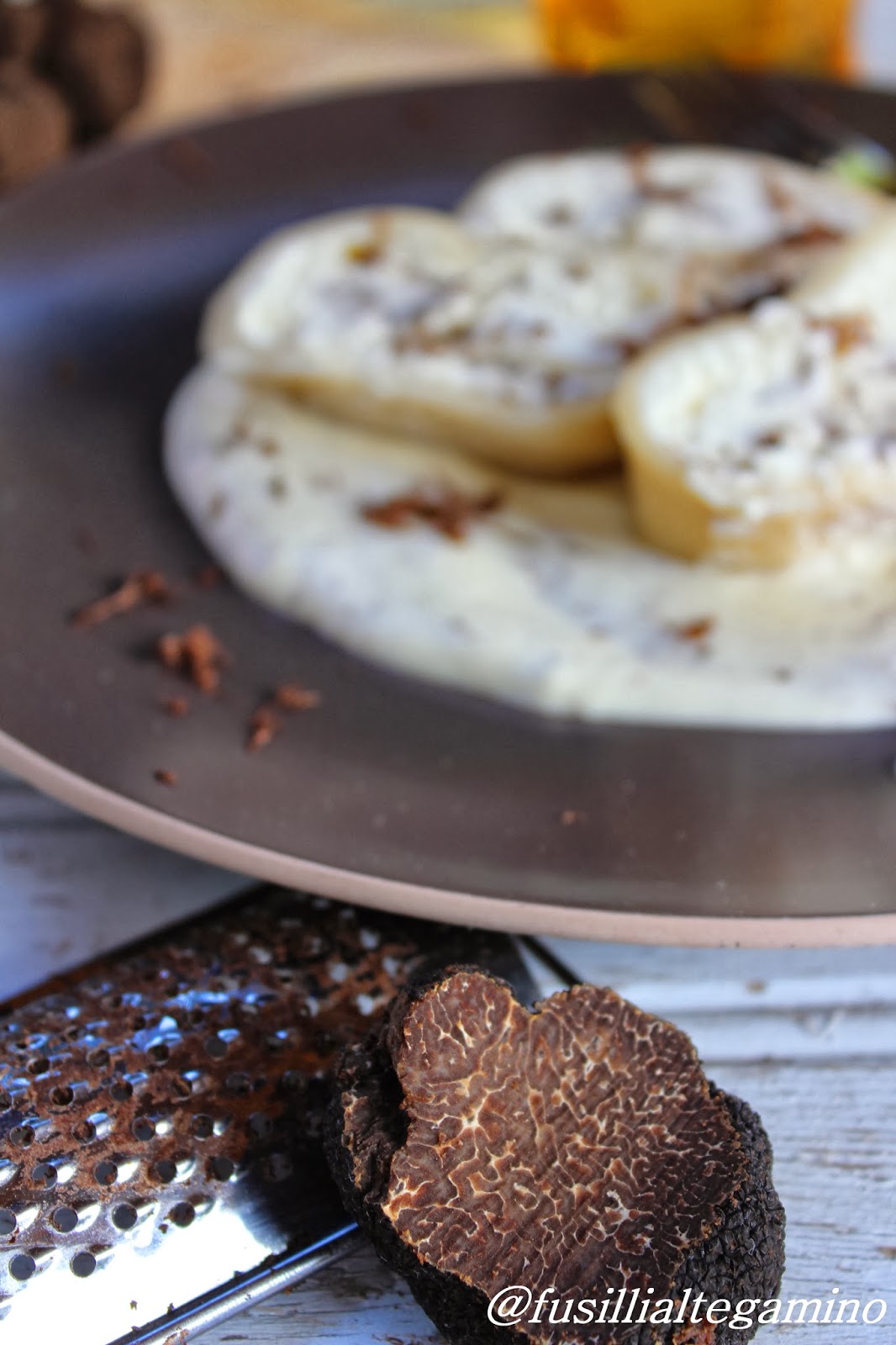 fusillialtegamino Strudel salato al tartufo nero e formaggi su fonduta