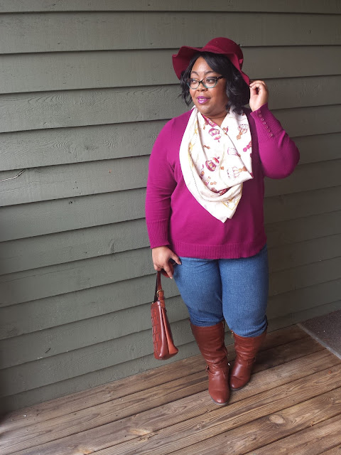 plus size blogger wearing fashion hat and riding boots